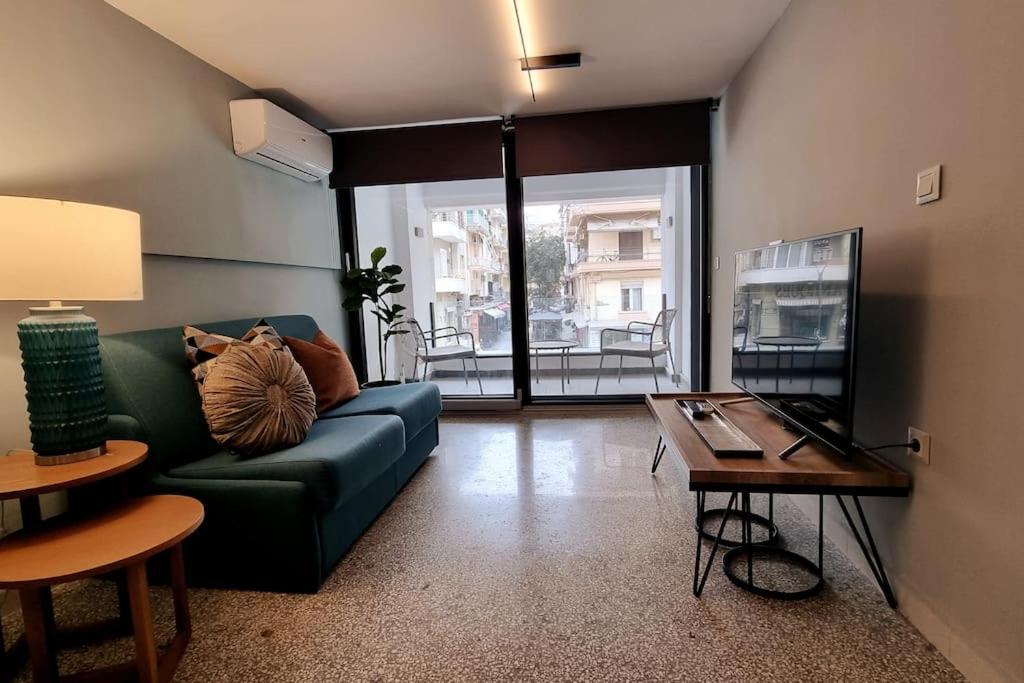 μπροστά στη πλατεία ναυαρίνου/τσιμισκη