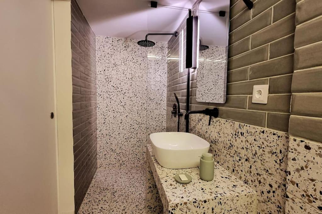 Apartment μπροστά στη πλατεία ναυαρίνου/τσιμισκη