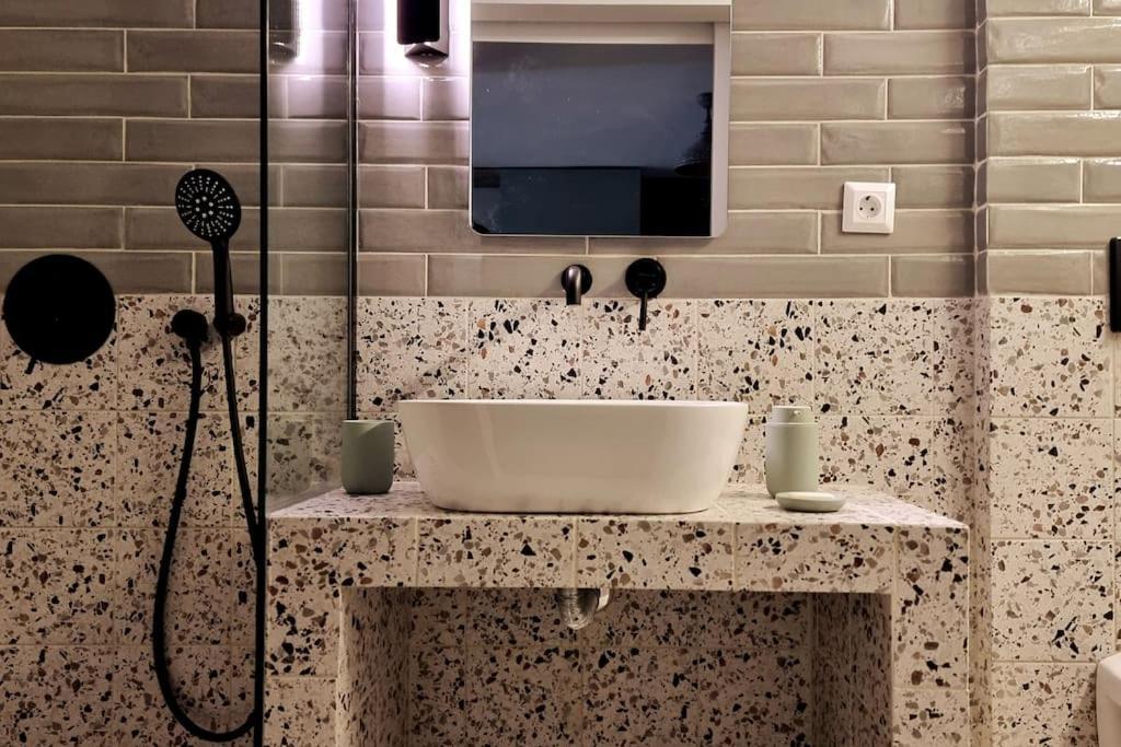 Apartment μπροστά στη πλατεία ναυαρίνου/τσιμισκη *